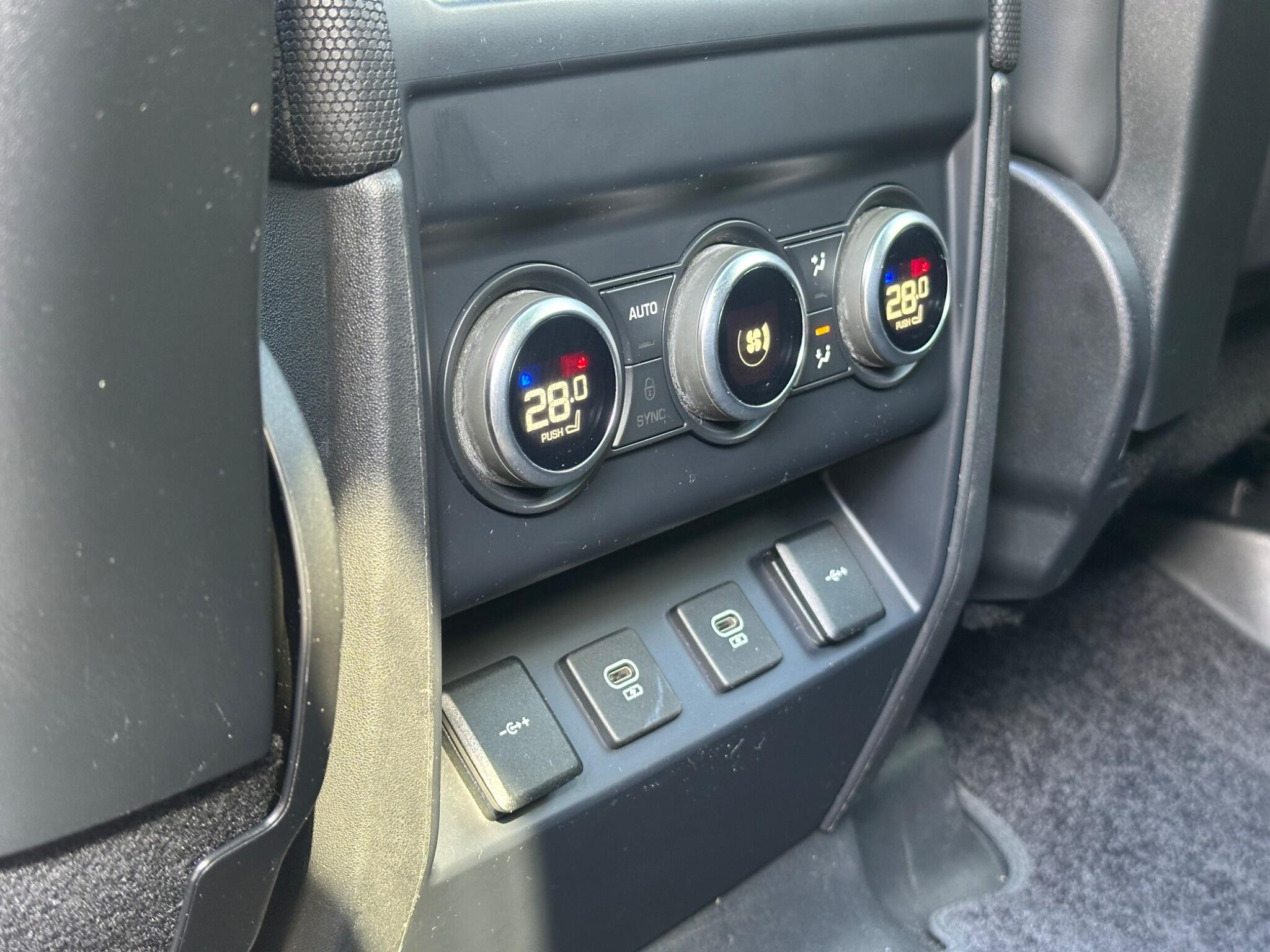 Land Rover Defender 110 view 14
