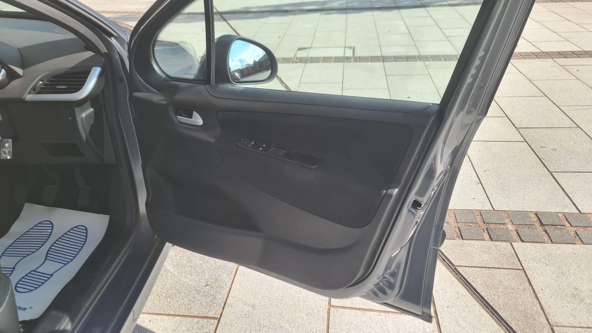 Peugeot 207 view 13