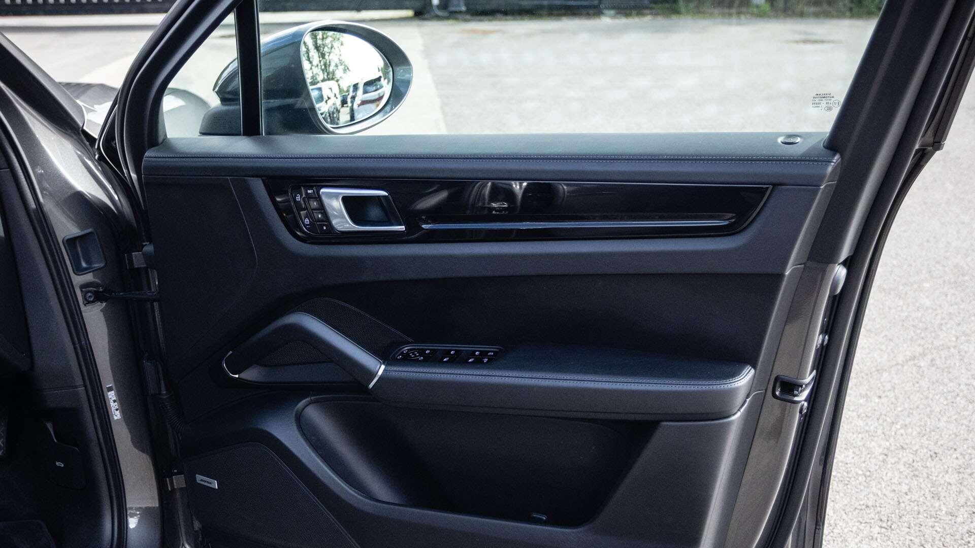Porsche Cayenne view 36