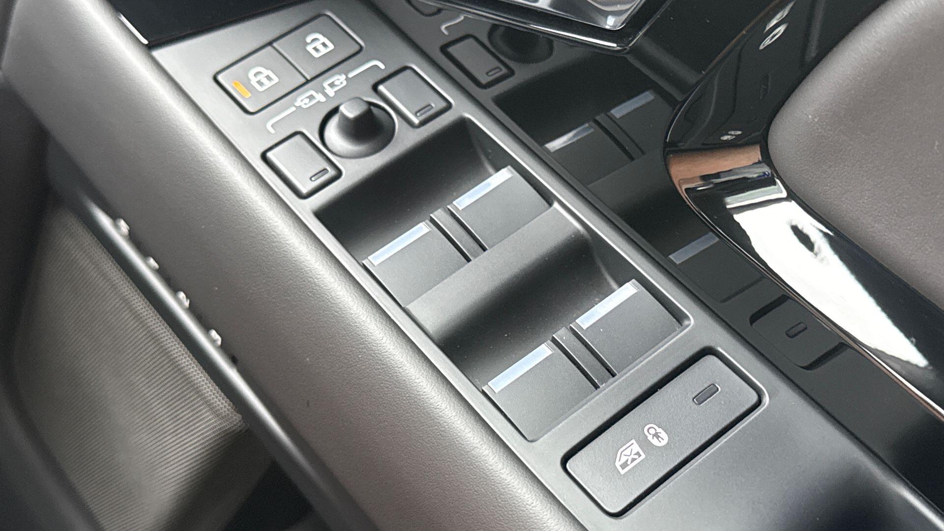 Land Rover Range Rover Evoque view 21