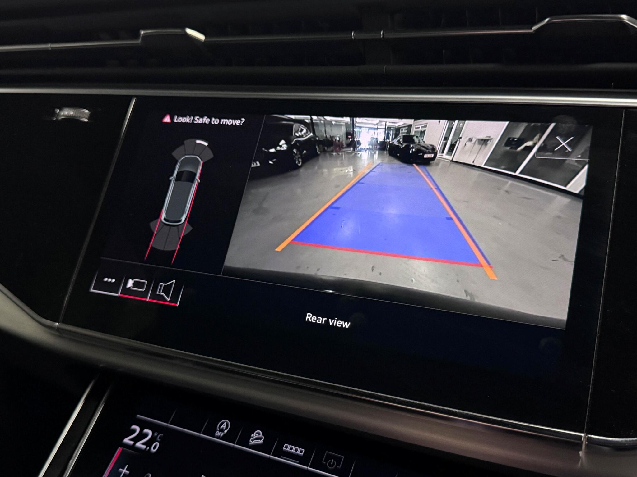 Audi Q7 view 13