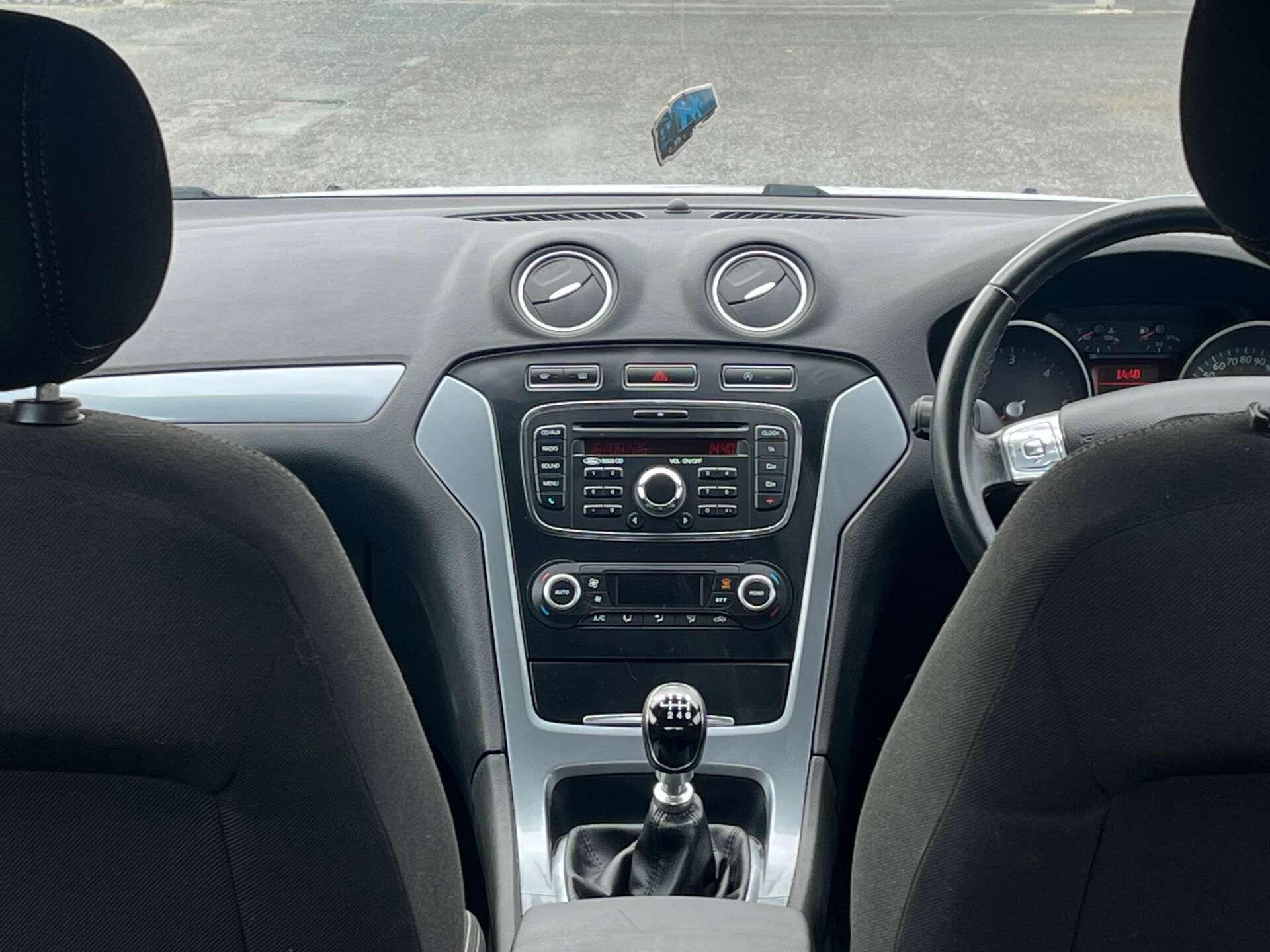 Ford Mondeo view 22