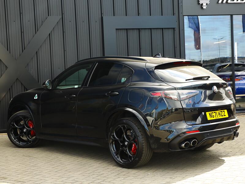 Alfa Romeo Stelvio view 18