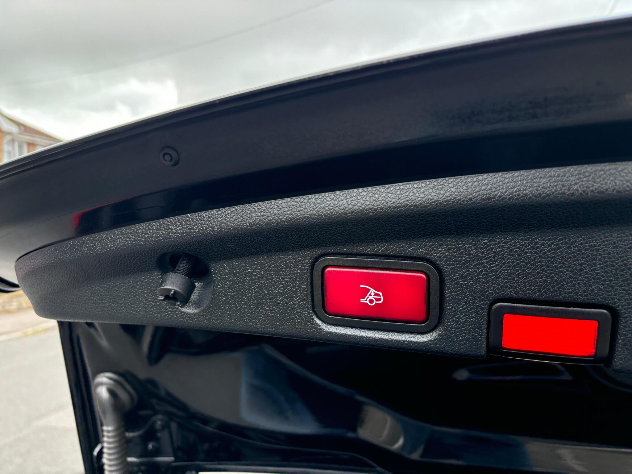 Mercedes-Benz E Class view 35