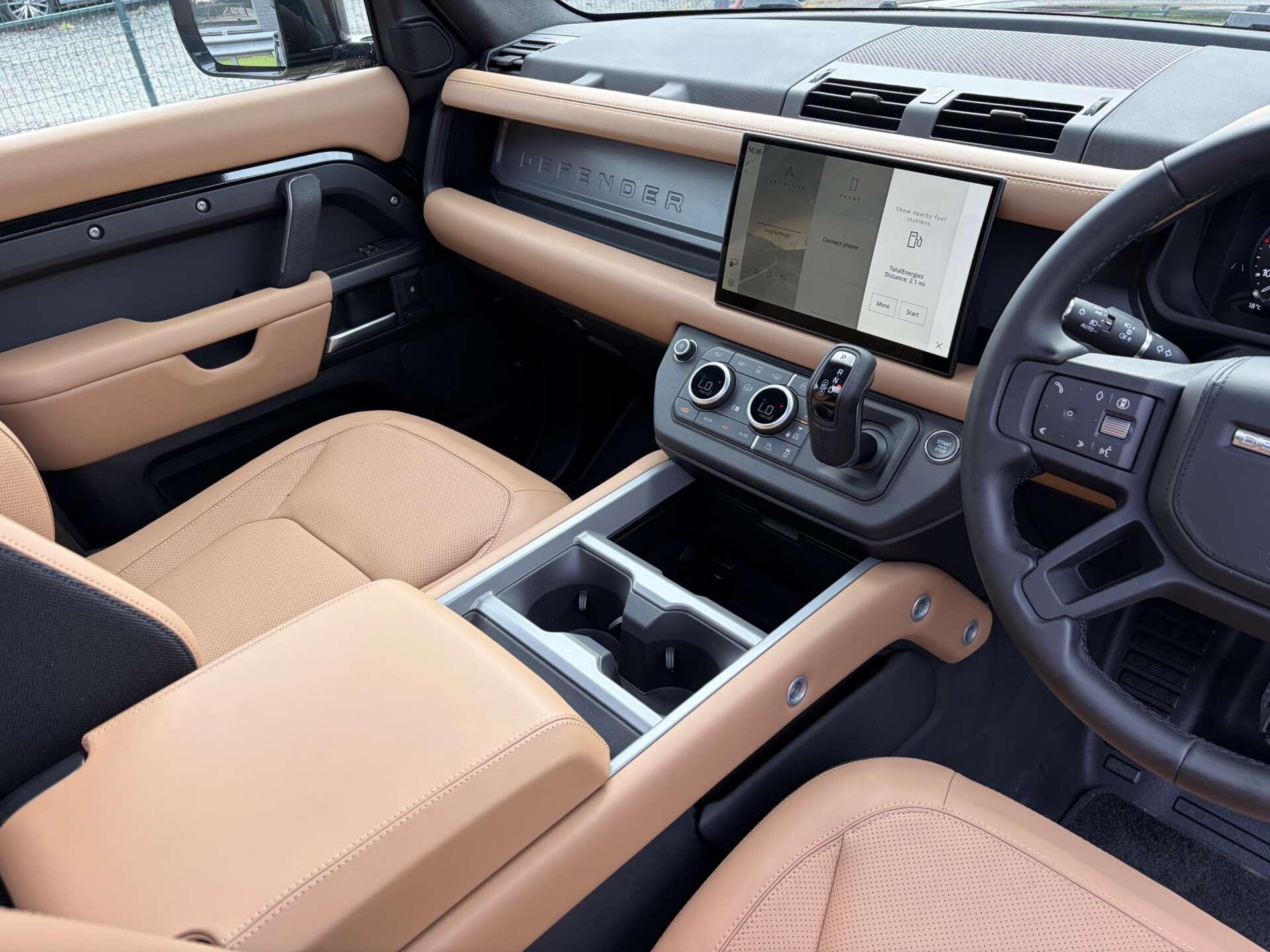 Land Rover Defender 110 view 44
