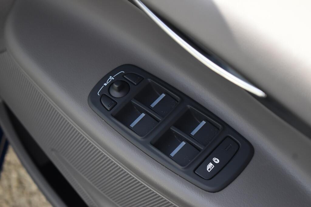 Jaguar Xe view 47
