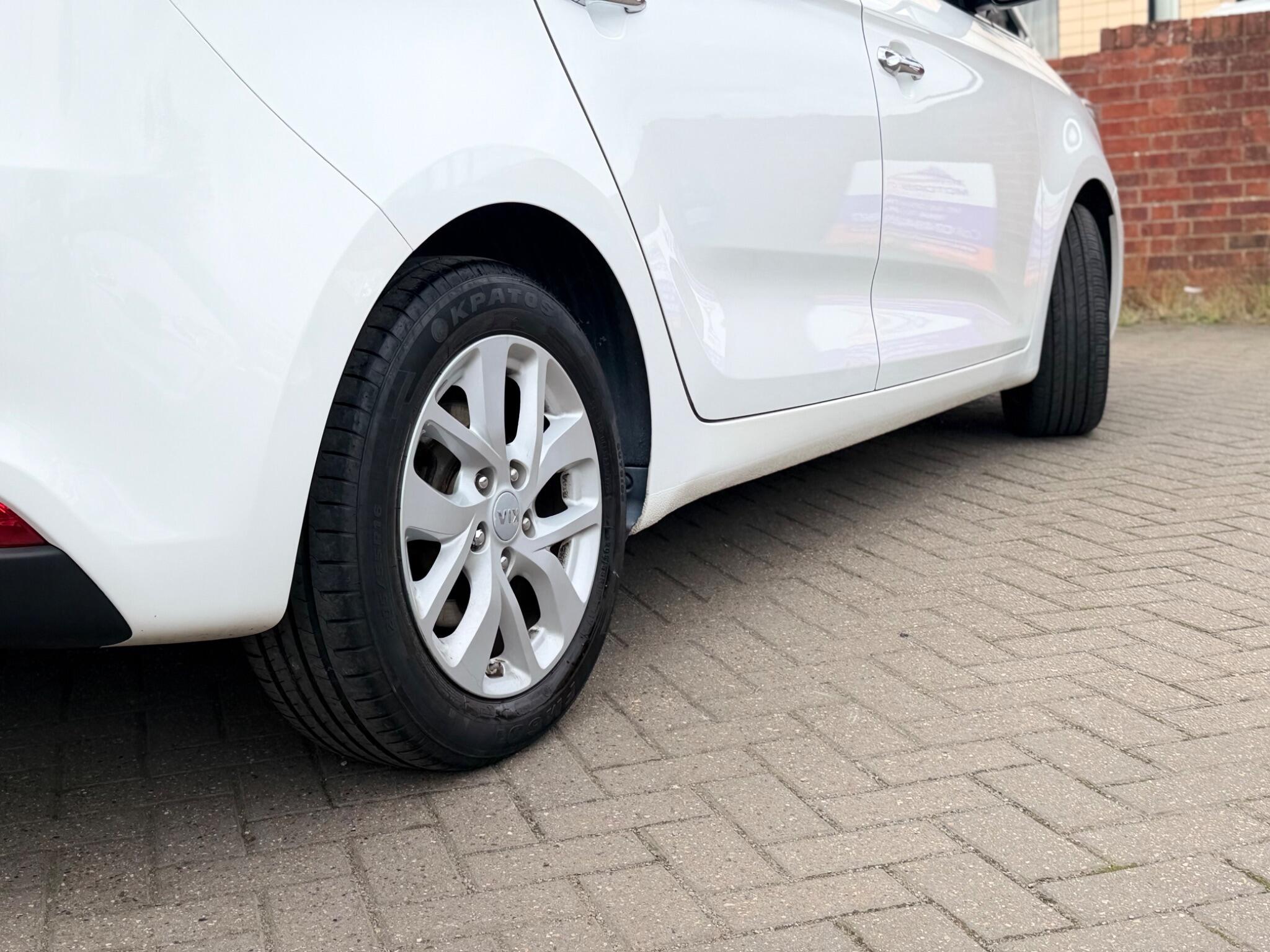 Kia Carens view 14