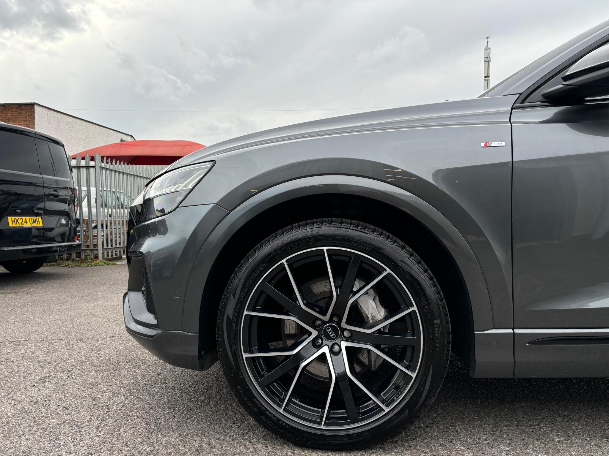 Audi Q8 view 38