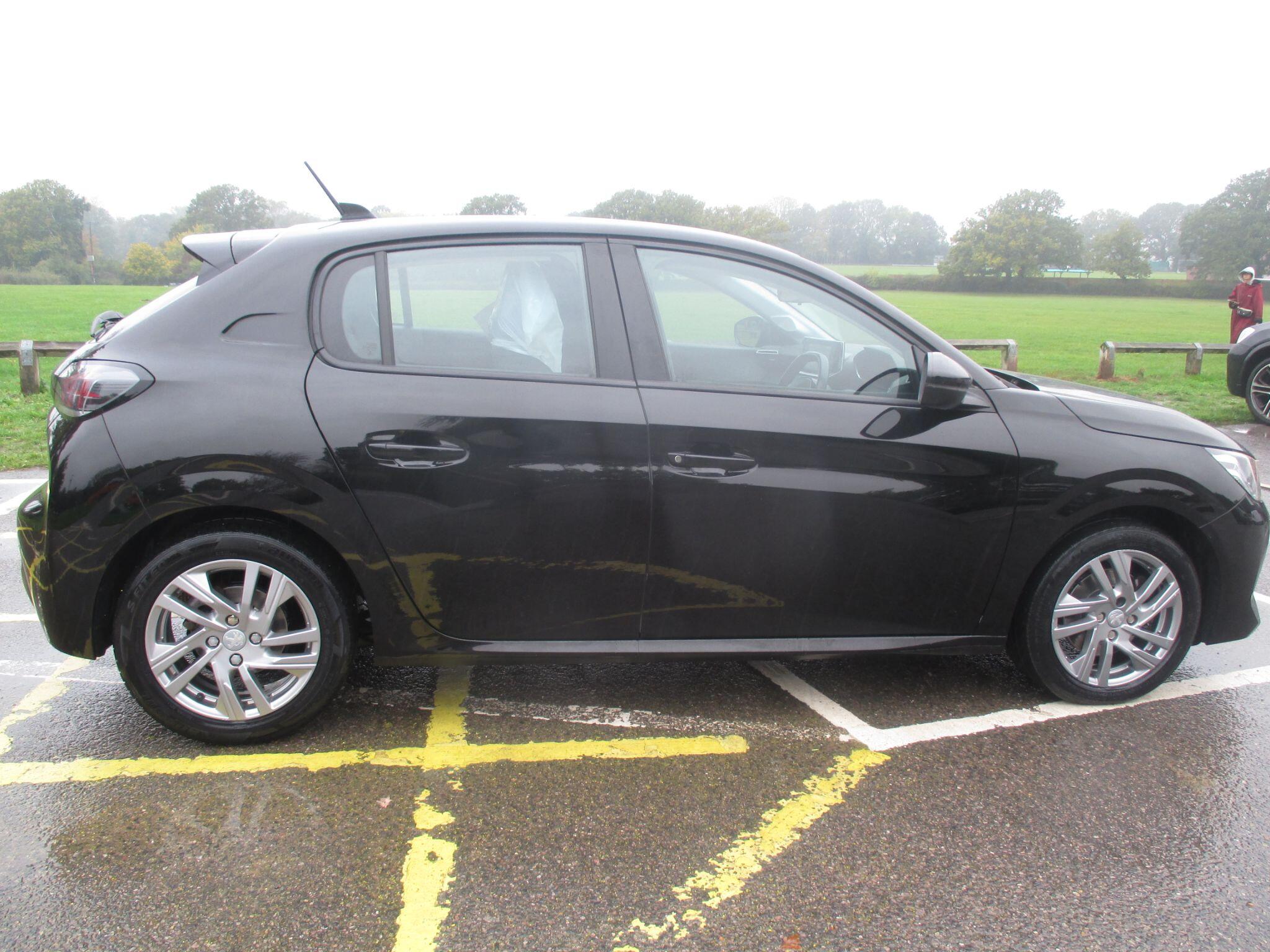Peugeot 208 view 6
