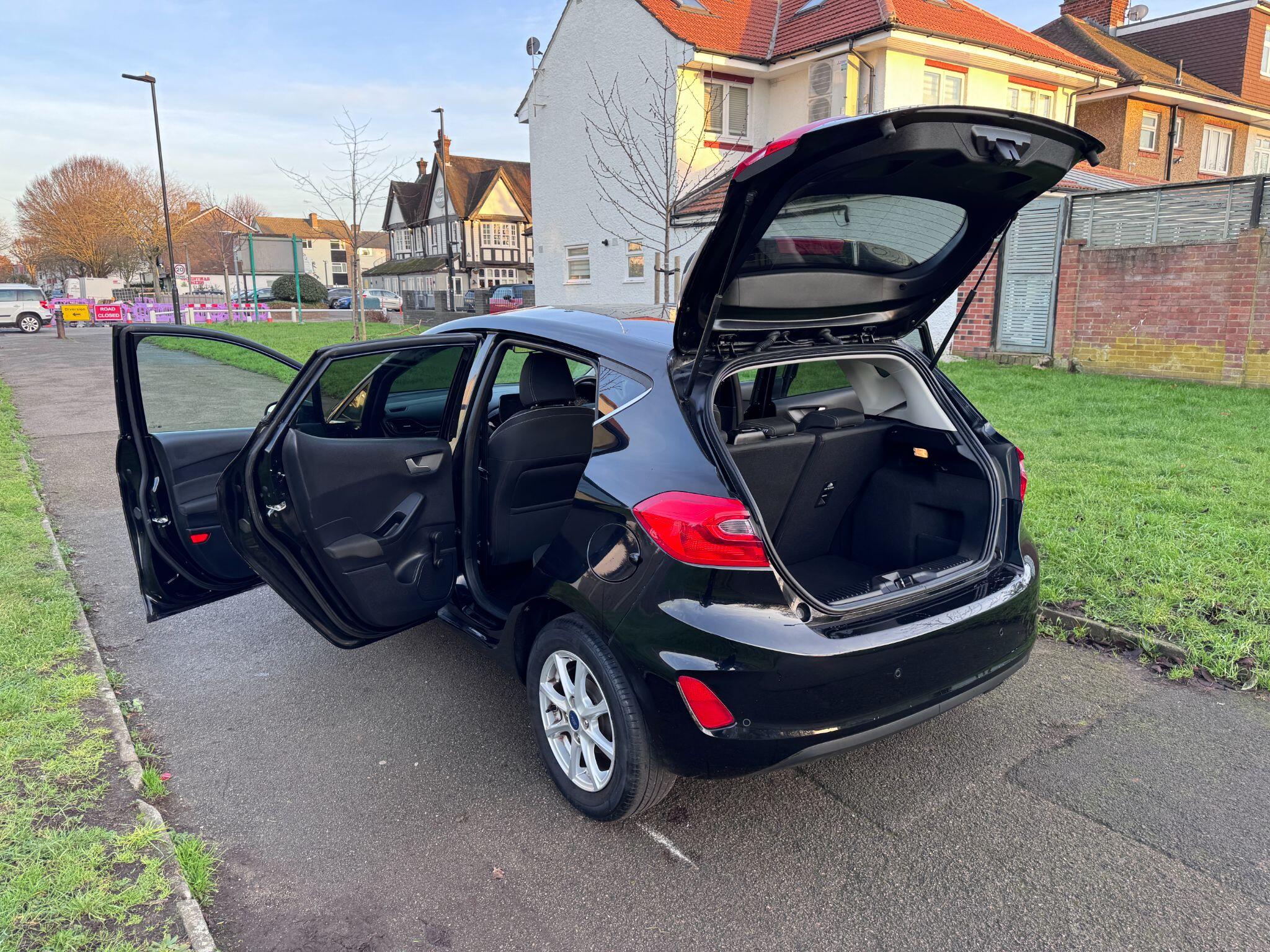 2017 Ford Fiesta image 31