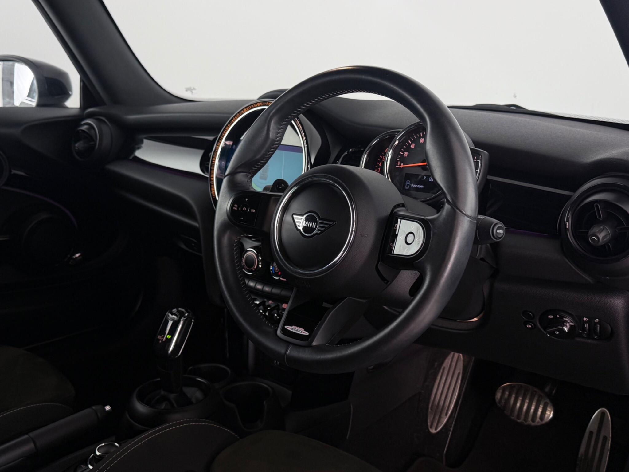 Mini Convertible view 3