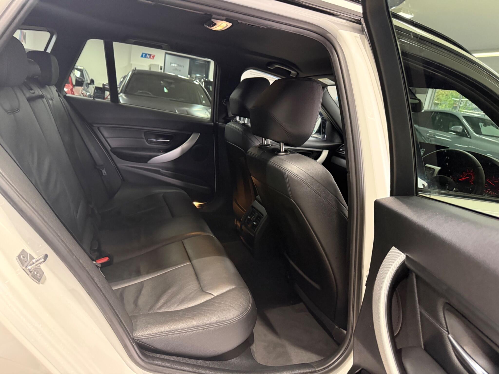 BMW 3 Series view 27