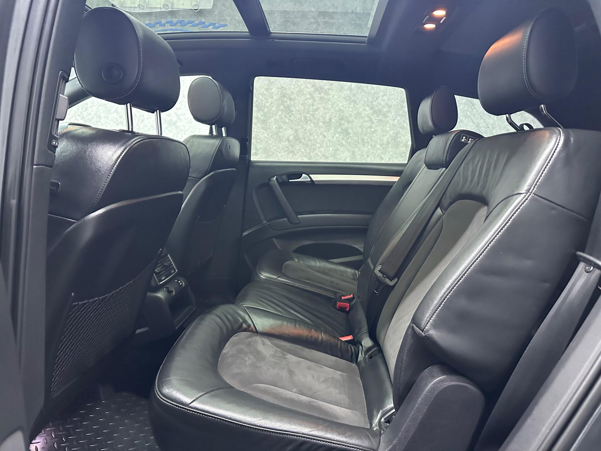 Audi Q7 view 11
