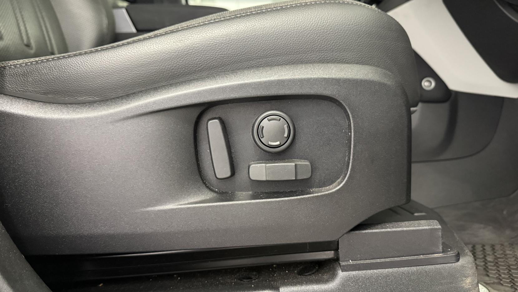 Land Rover Defender view 33