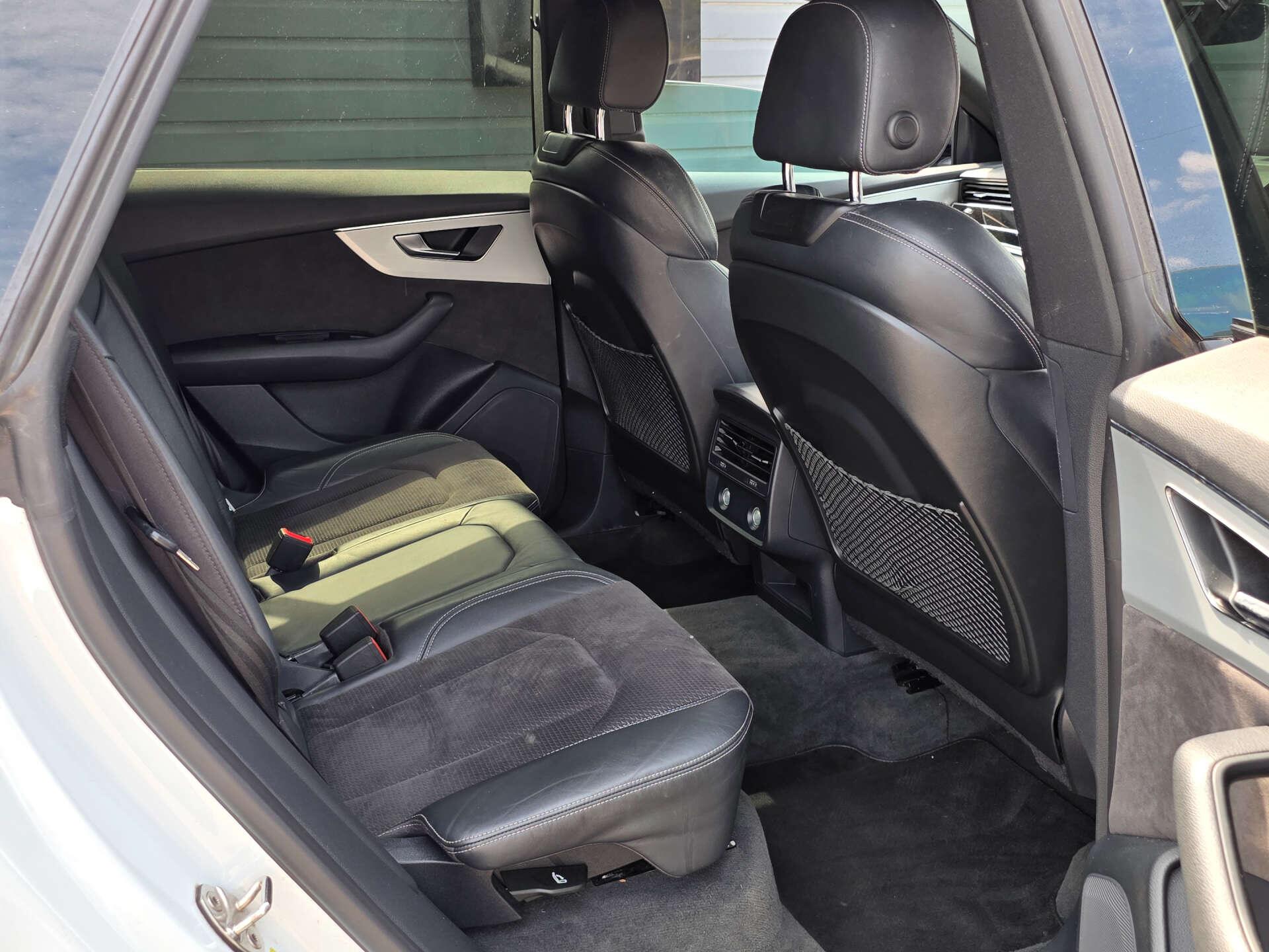 Audi Q8 view 34