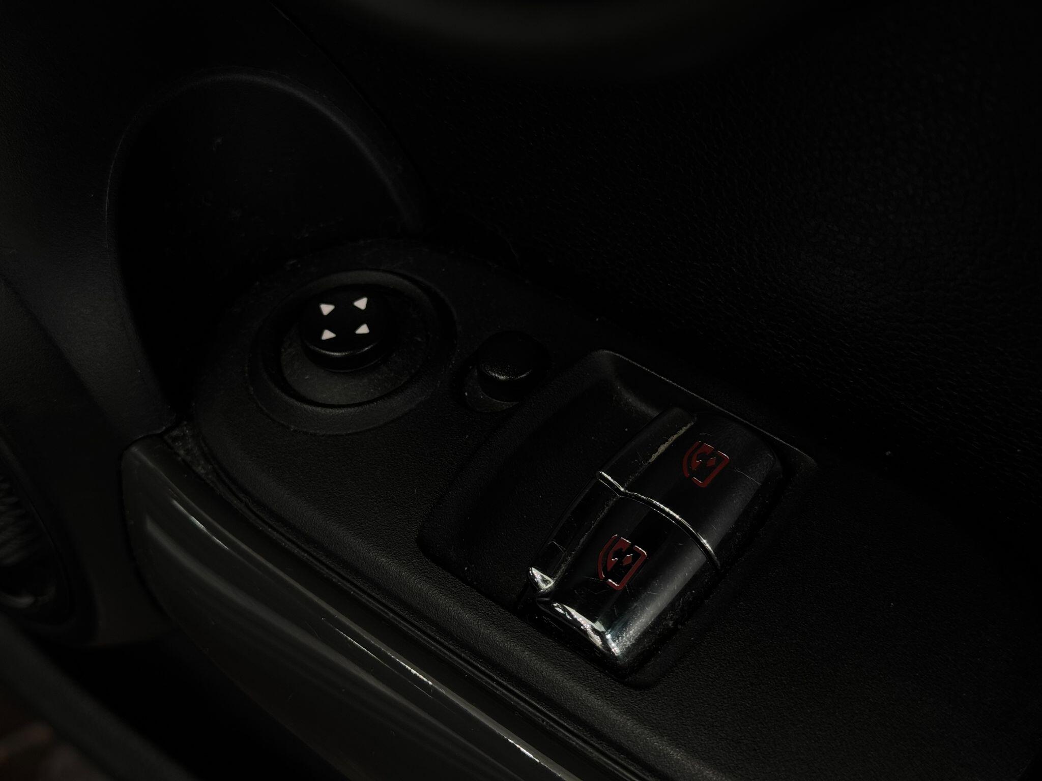 Mini Hatch view 39