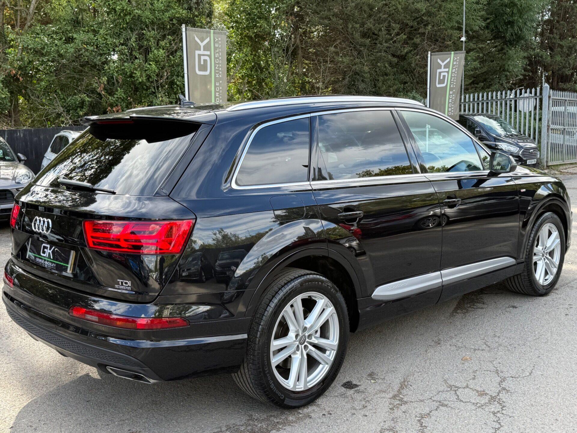 Audi Q7 view 6