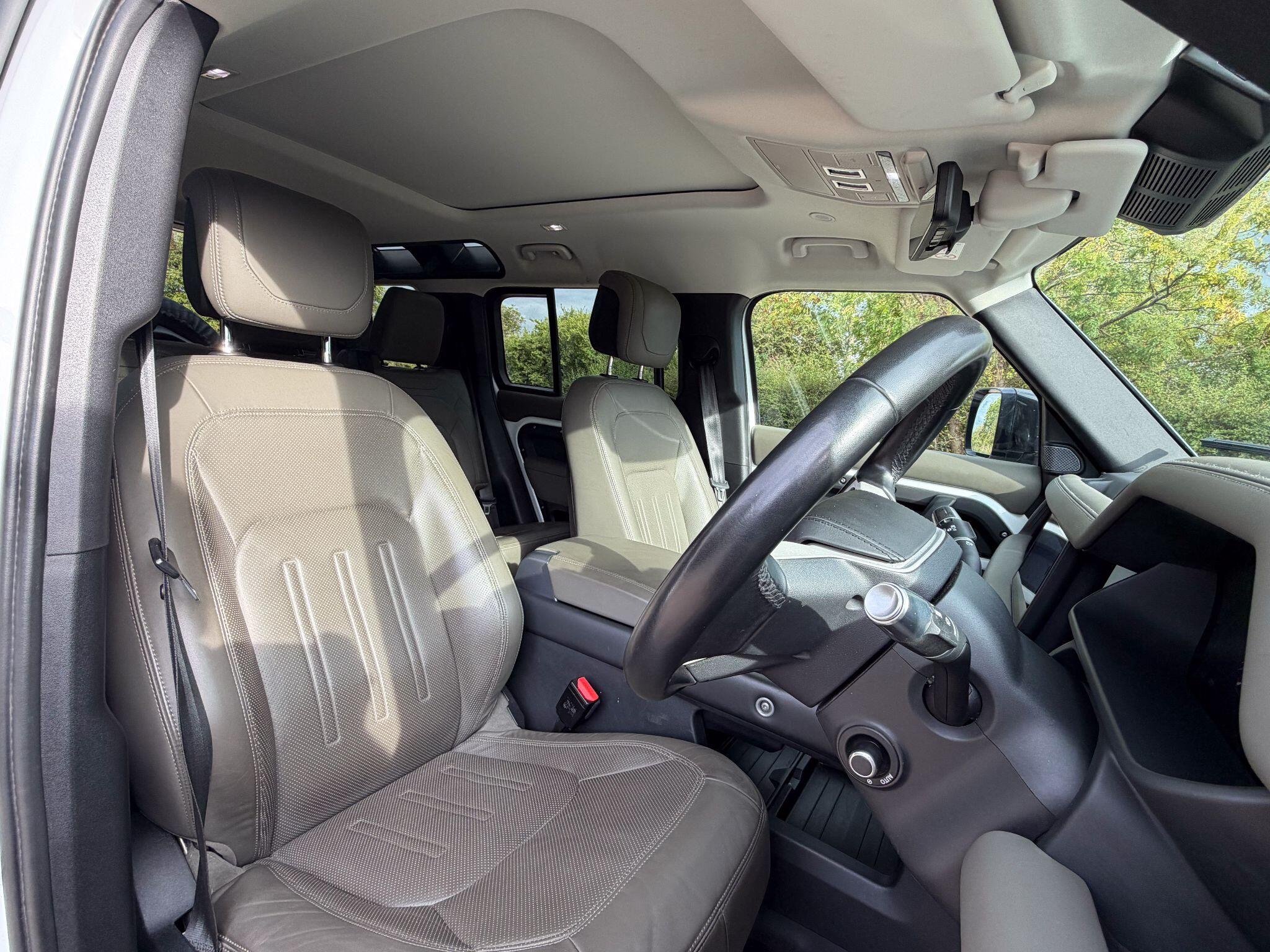 Land Rover Defender 110 view 21