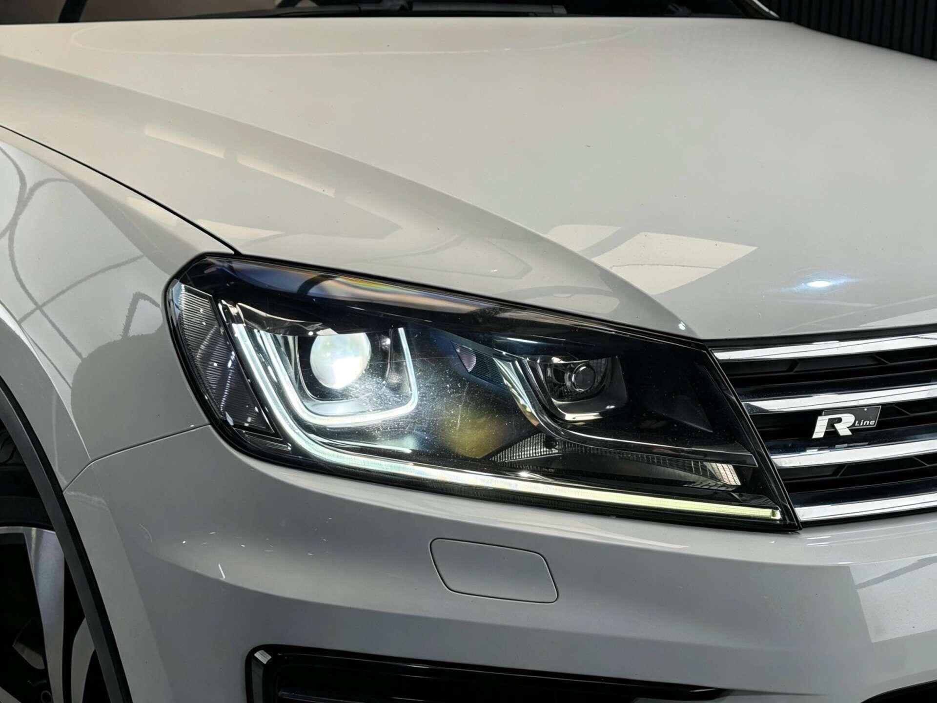 Volkswagen Touareg view 4