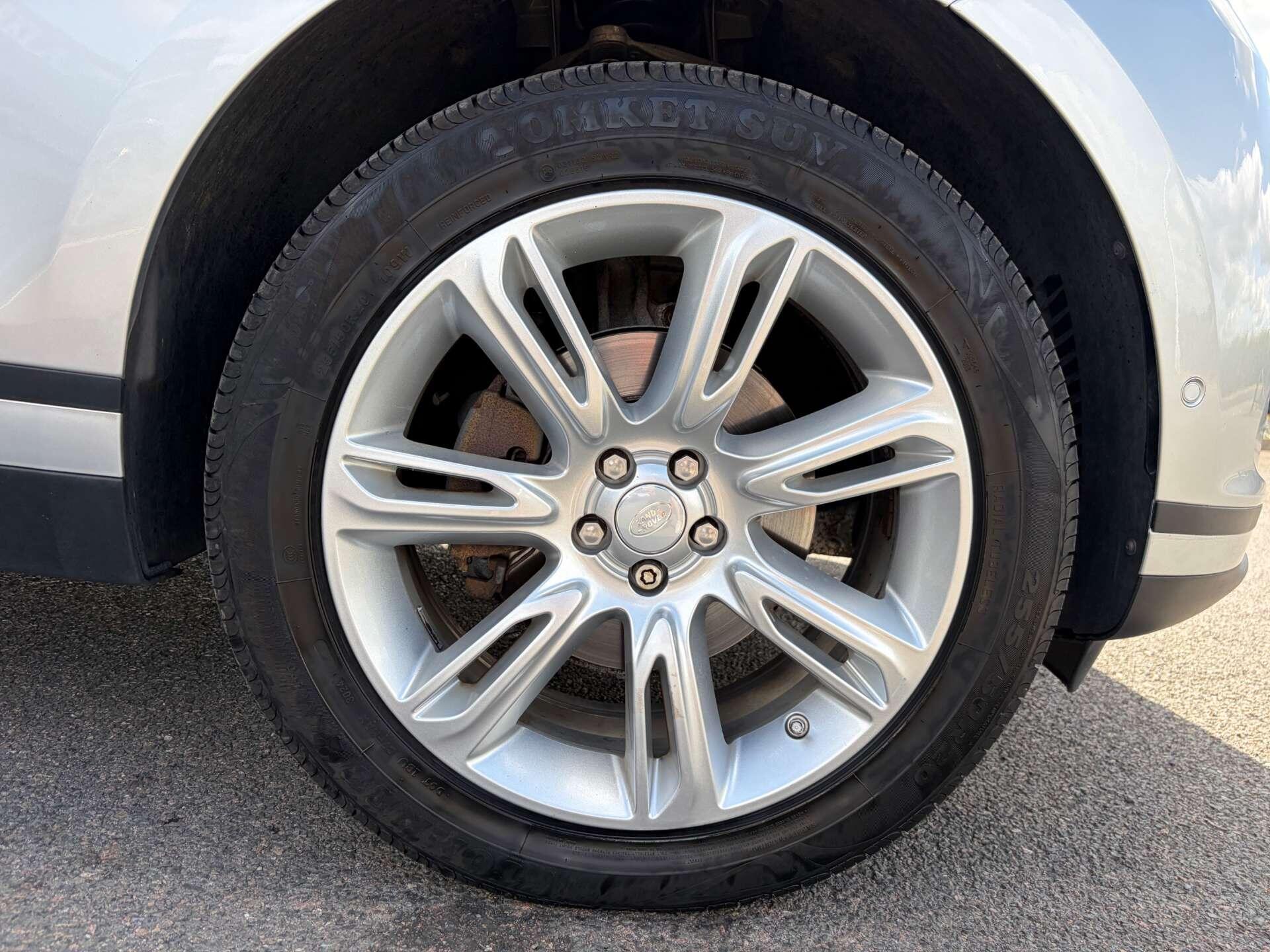 Land Rover Range Rover Velar view 13