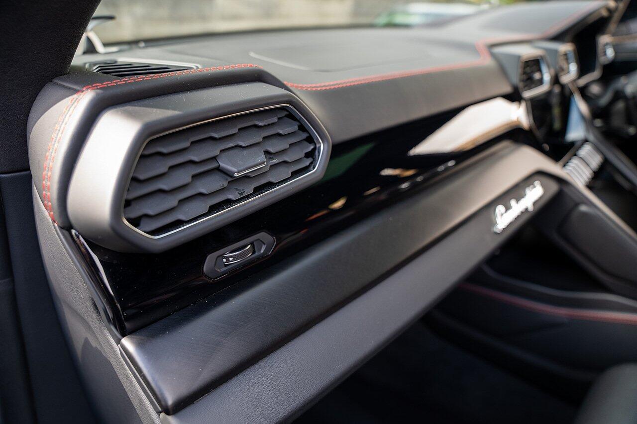 Lamborghini Urus view 72
