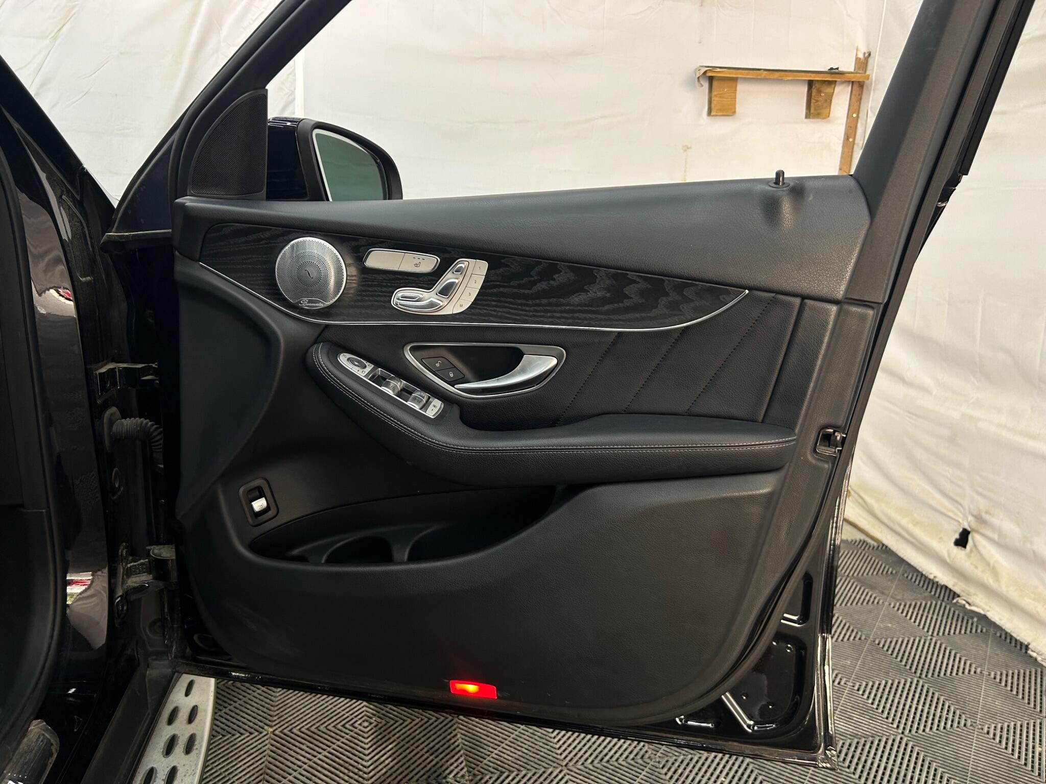 Mercedes-Benz GLC view 32