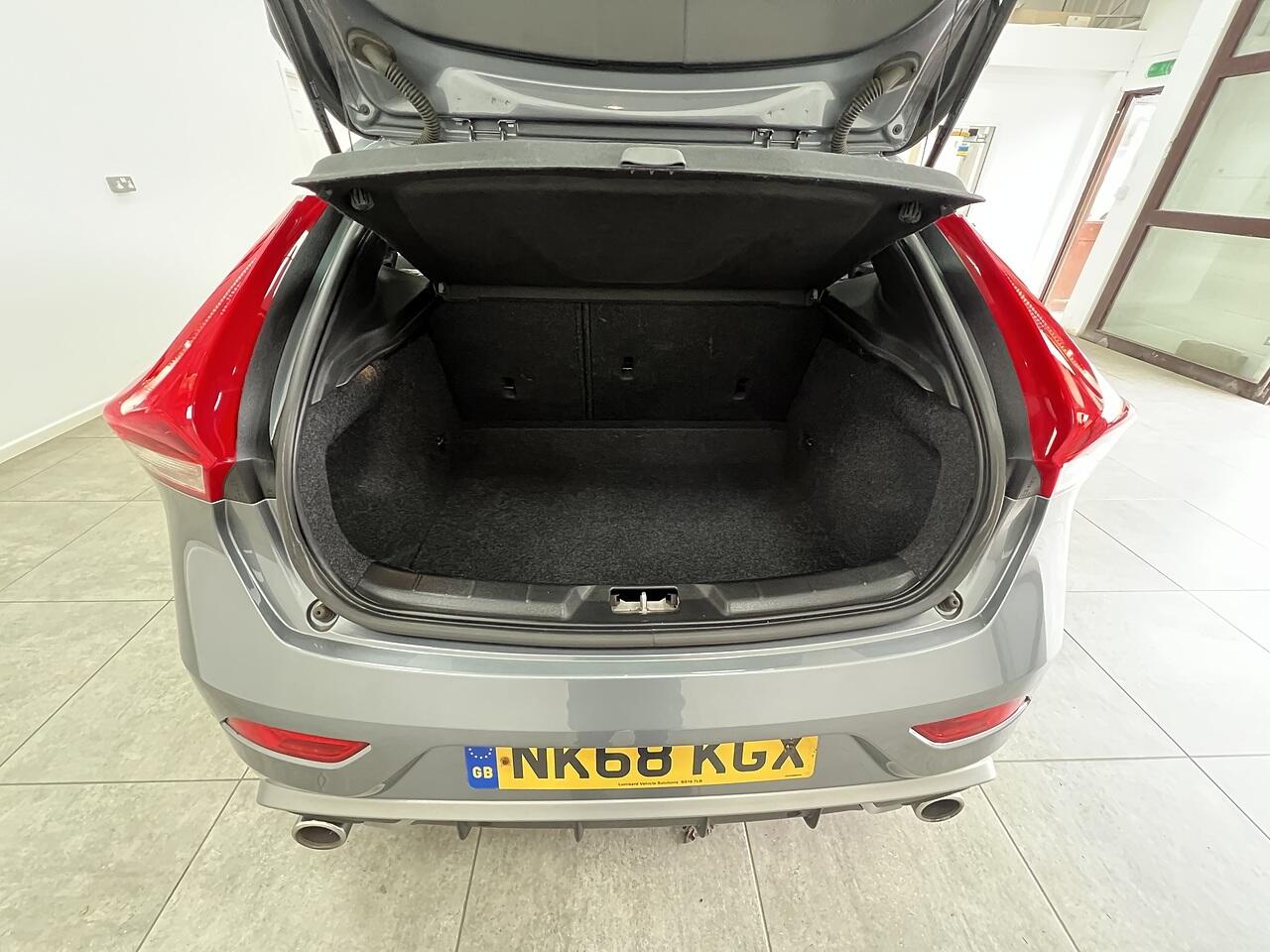 Volvo V40 view 16