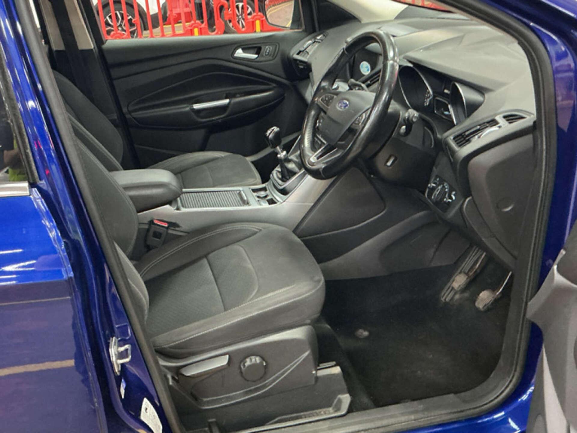 Ford Kuga view 3