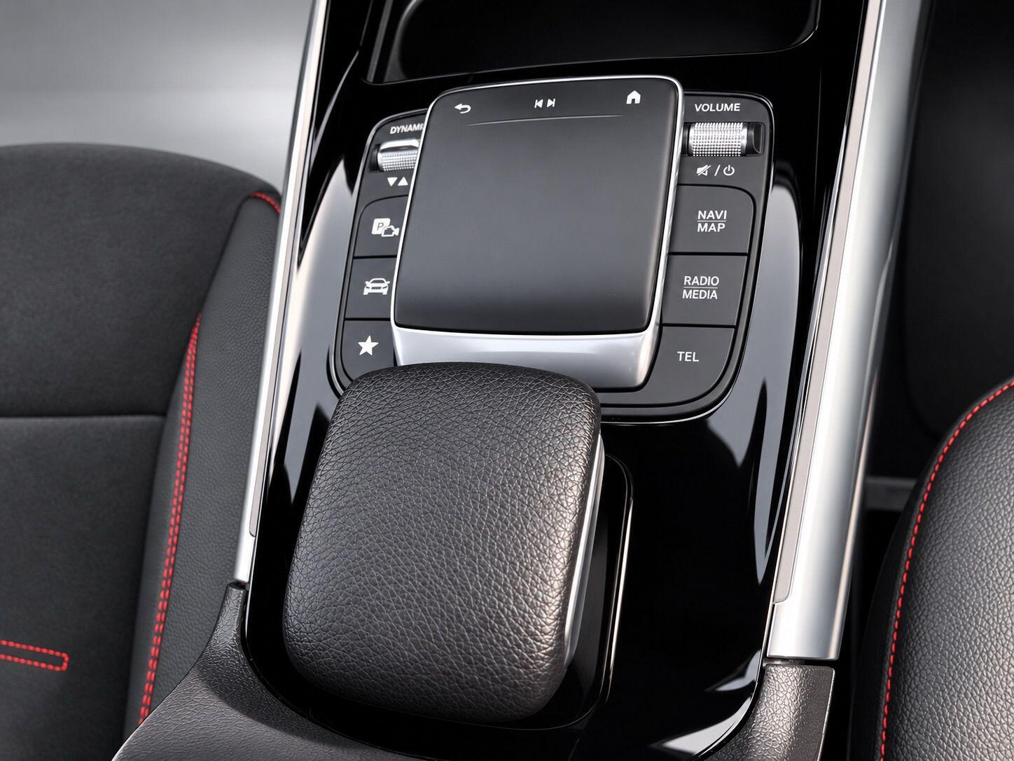 Mercedes-Benz GLA view 24