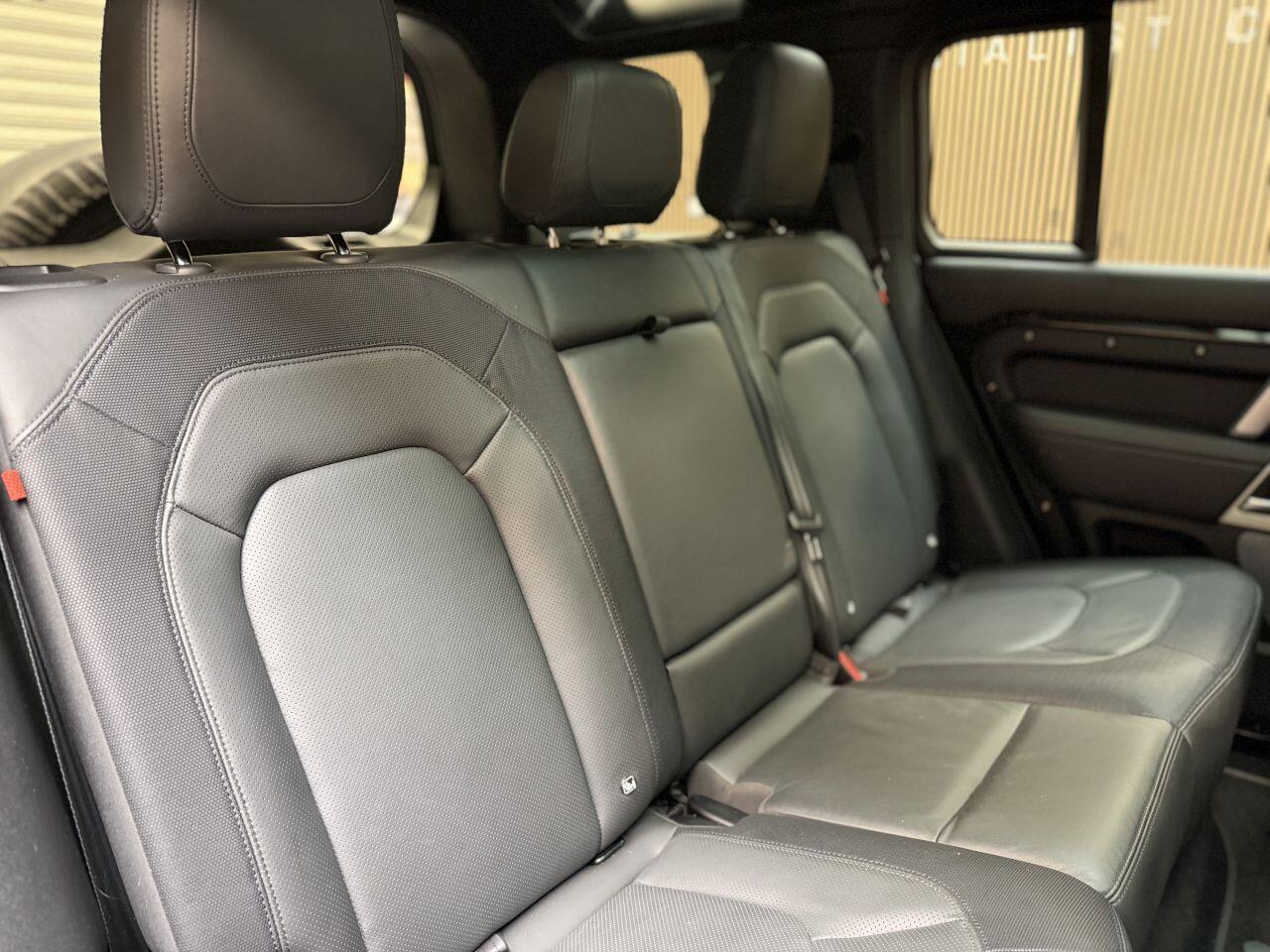Land Rover Defender 110 view 21