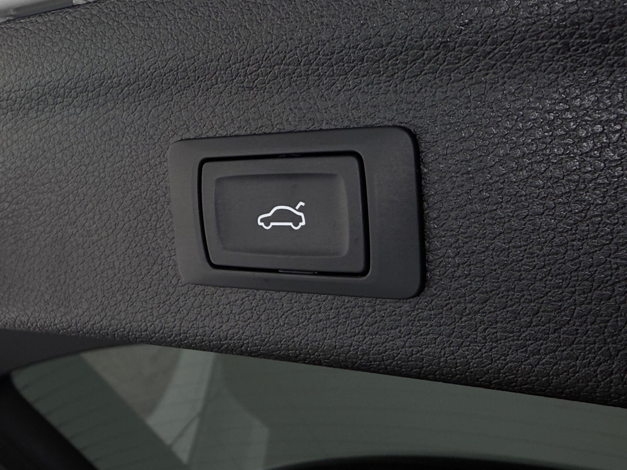 Audi Q3 view 12