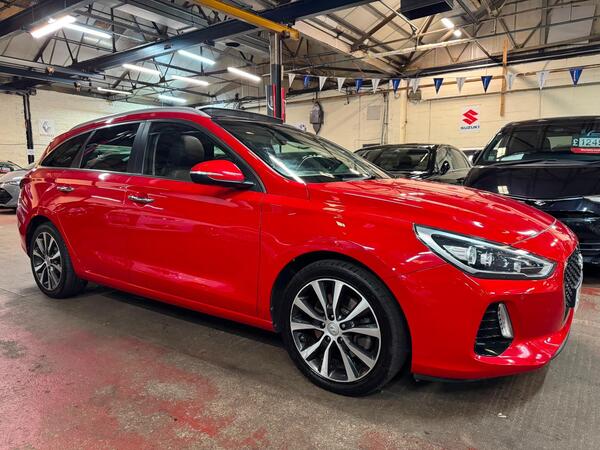 Red 2018 Hyundai i30 Estate Front-wheel drive Manual