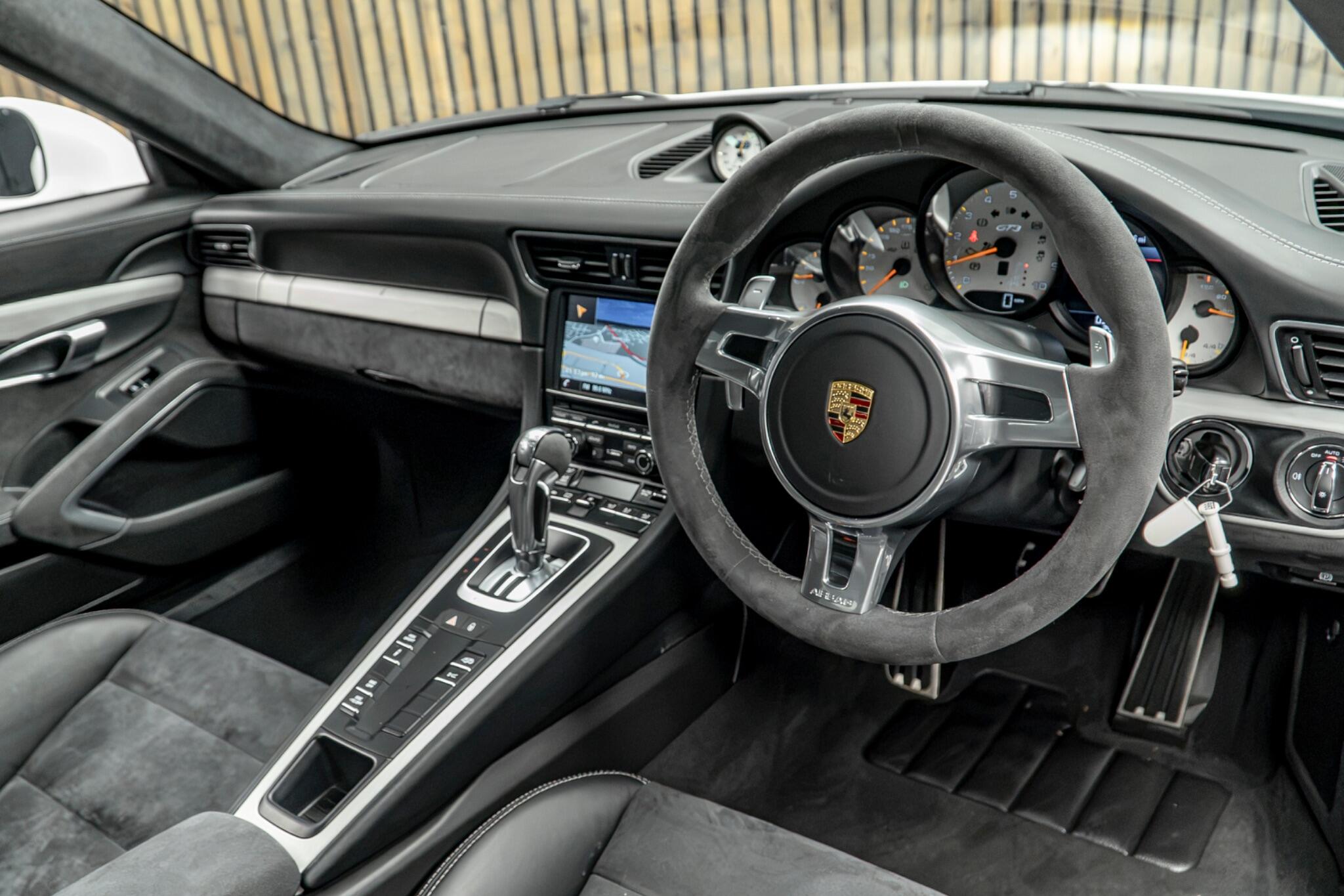 Porsche 911 view 24