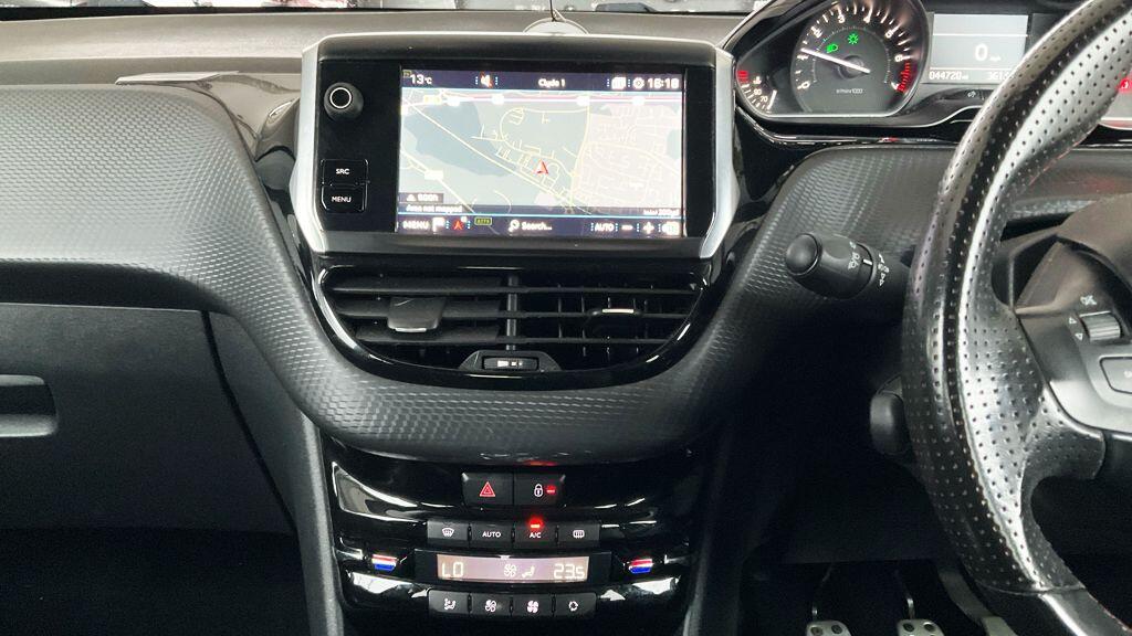 Peugeot 208 view 10