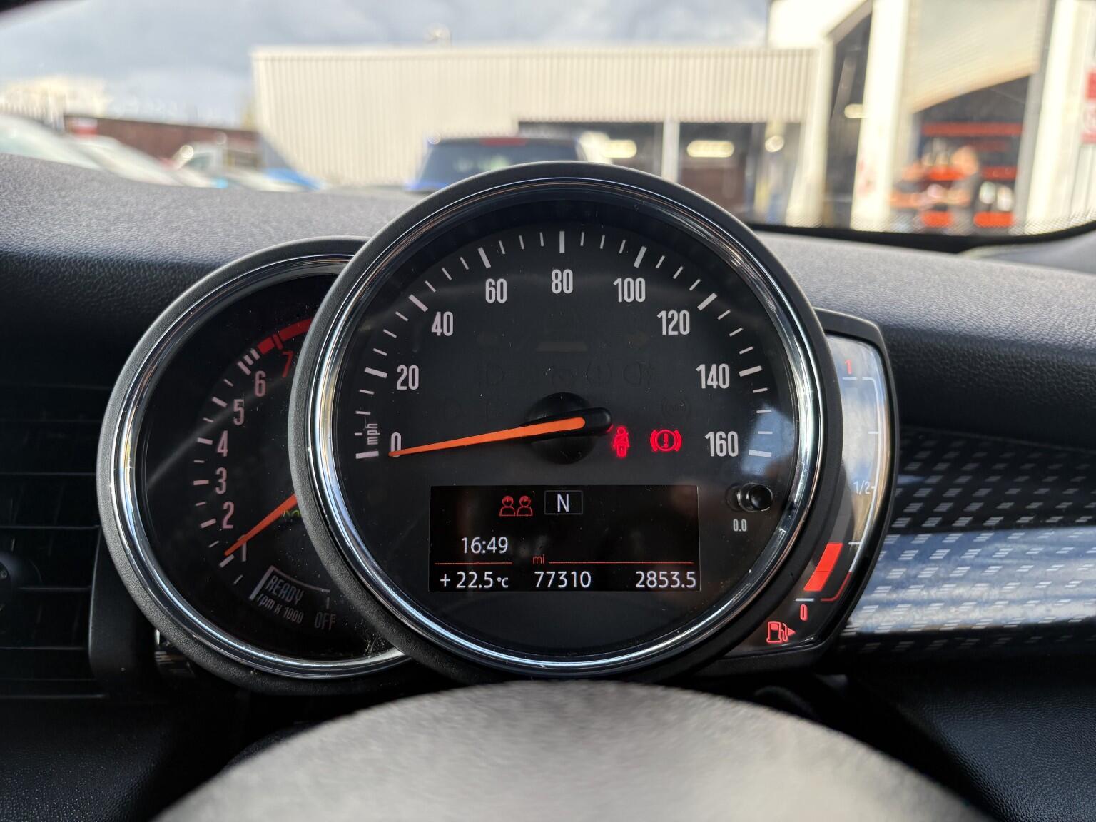 Mini Convertible view 27