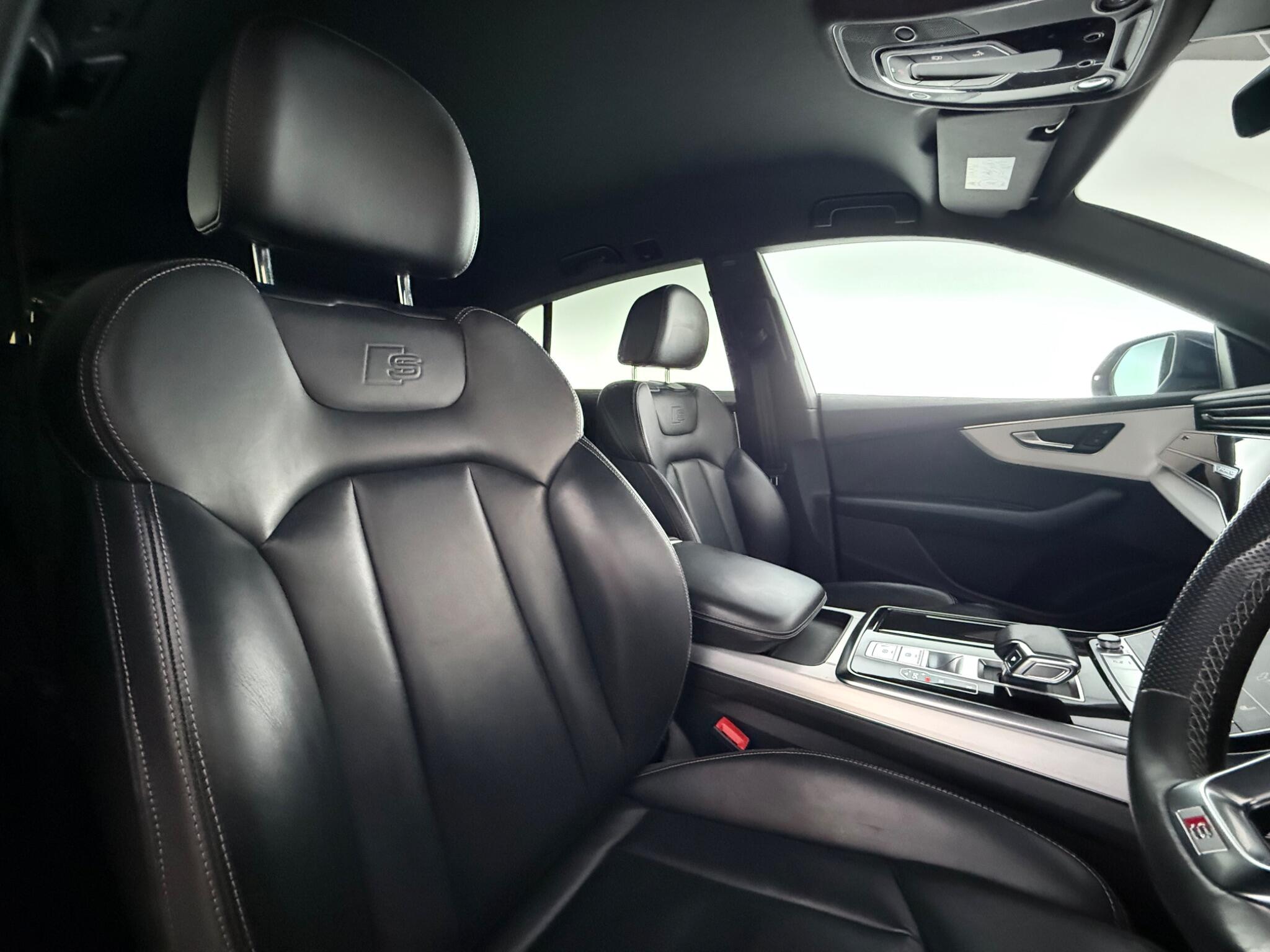 Audi Q8 view 43