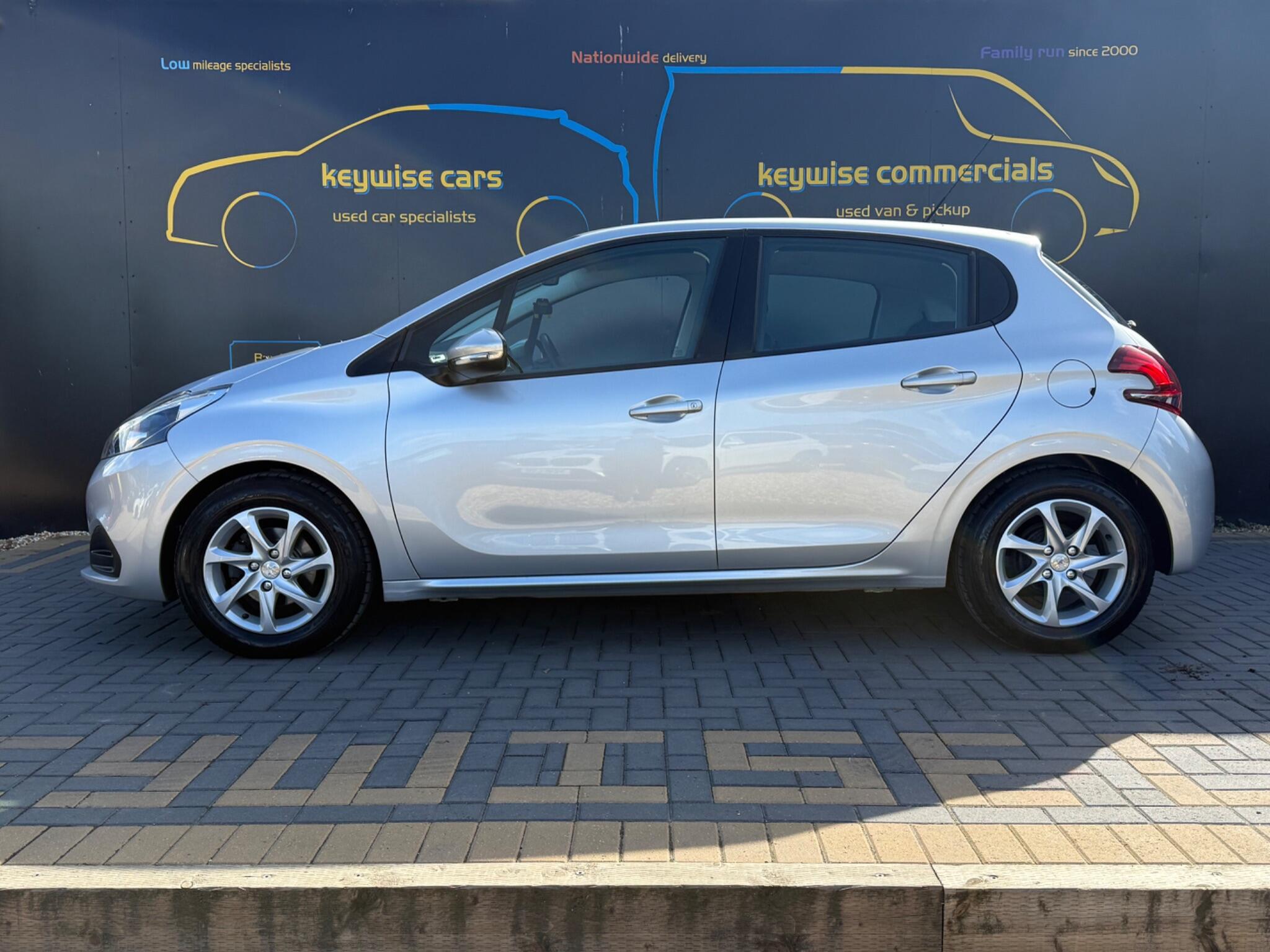 Peugeot 208 view 2