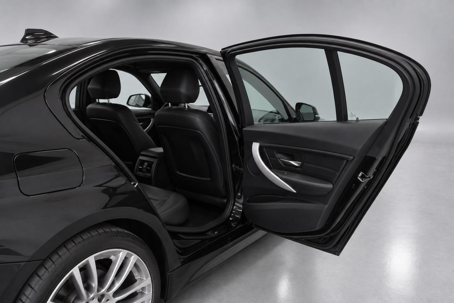 BMW 3 Series view 26