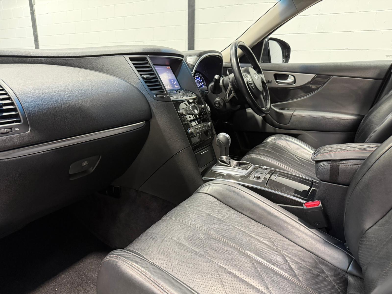 Infiniti QX70 view 37