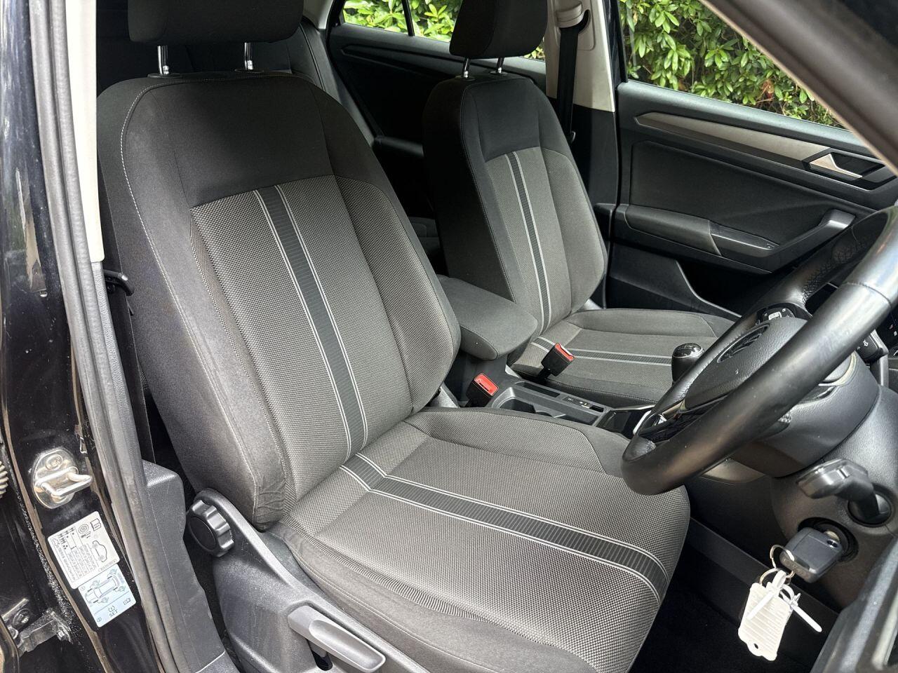 Volkswagen T-Roc view 11