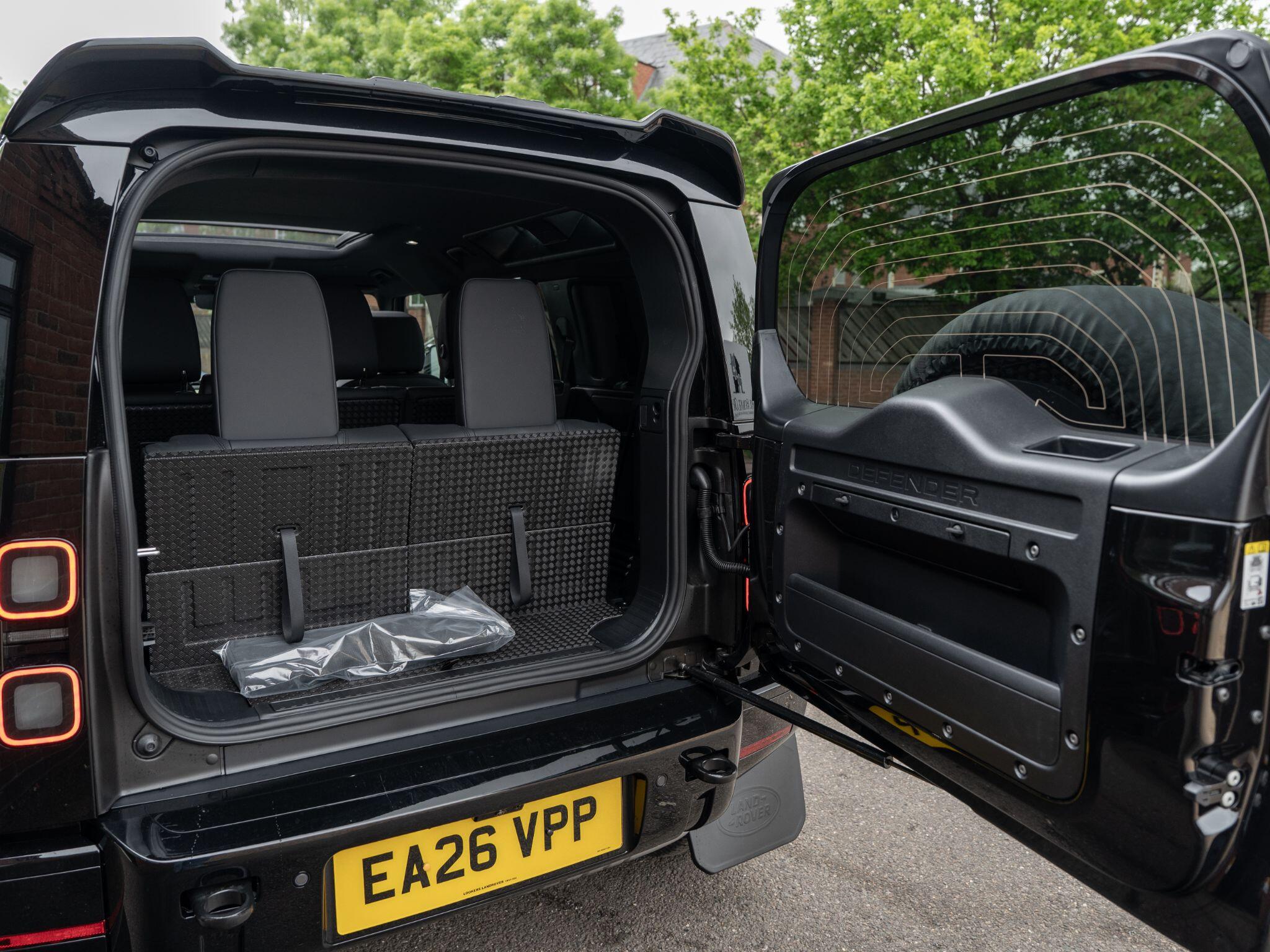 Land Rover Defender 110 view 56