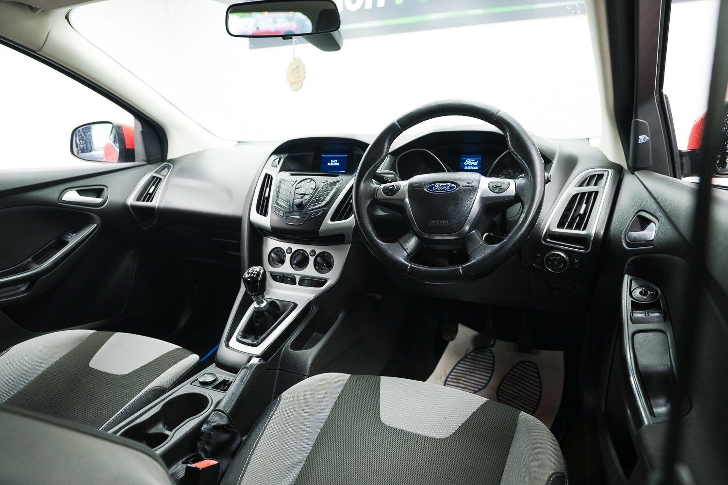 Ford Focus view 11