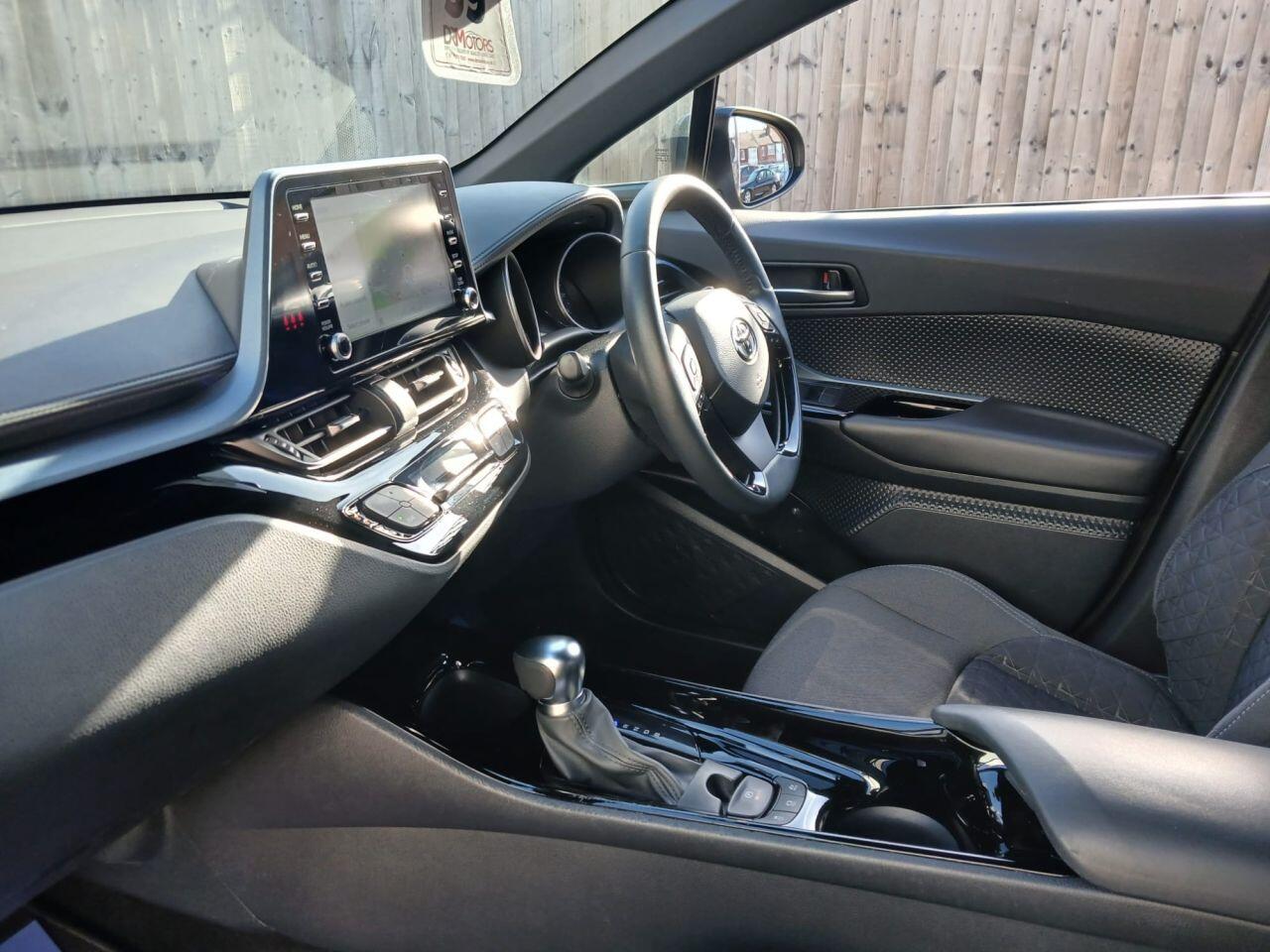Toyota C-HR view 35