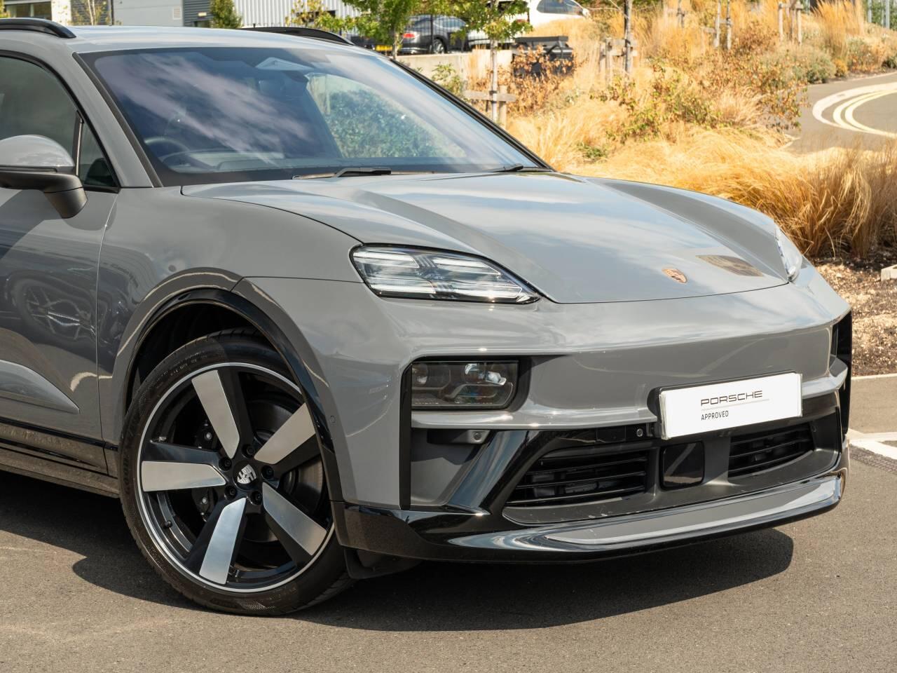 Porsche Macan view 13