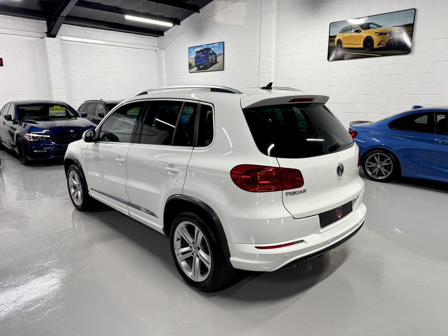 Volkswagen Tiguan view 3