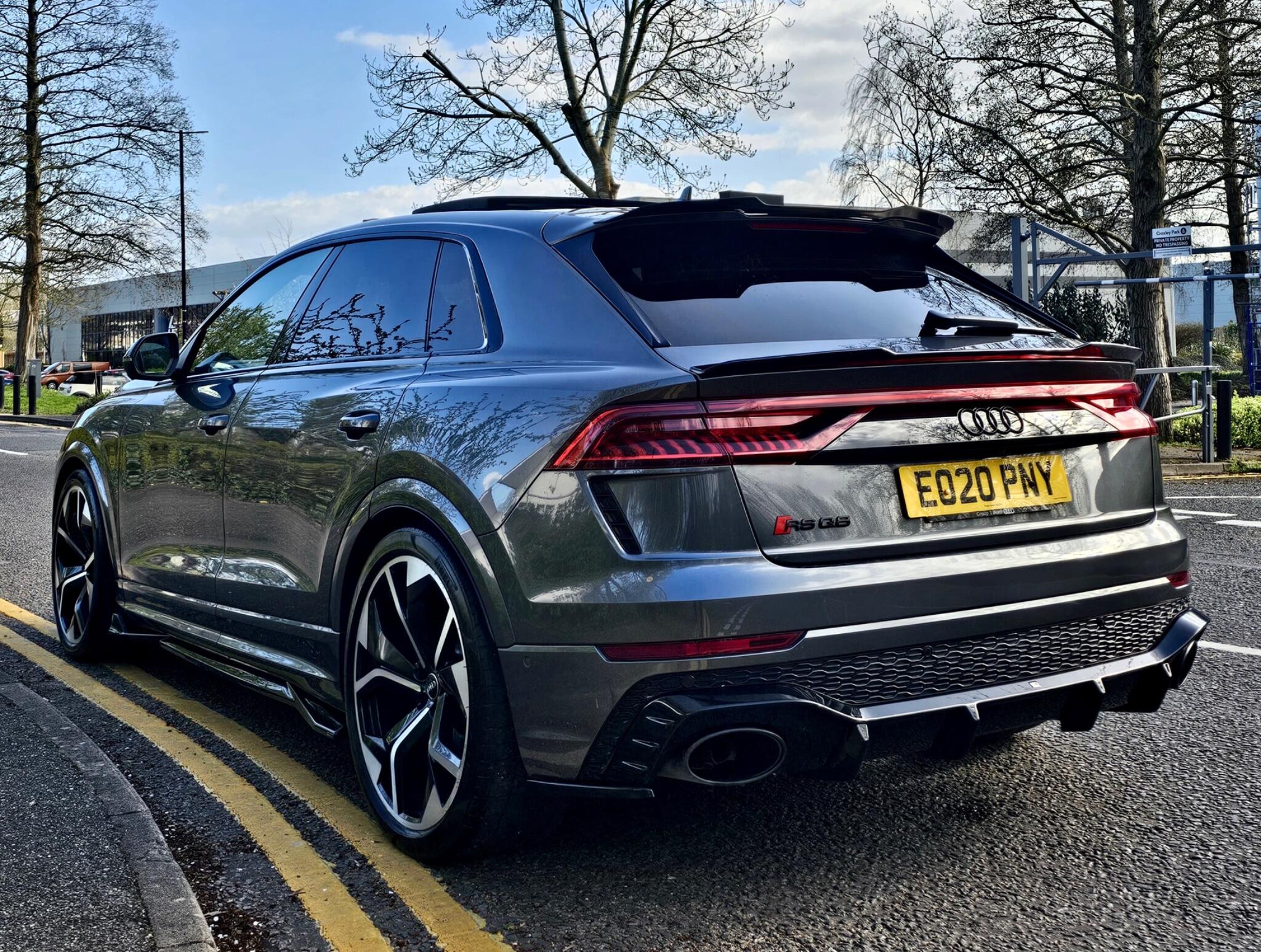 Audi RS Q8 view 14