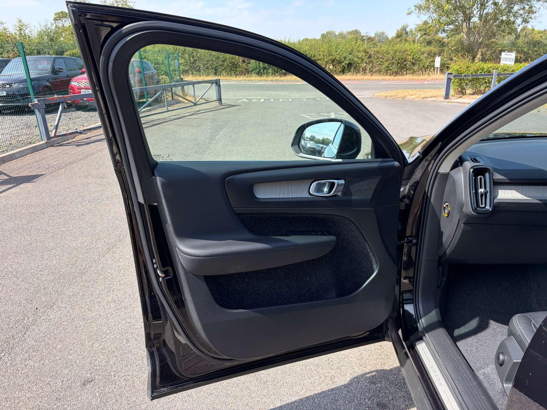 Volvo XC40 view 14