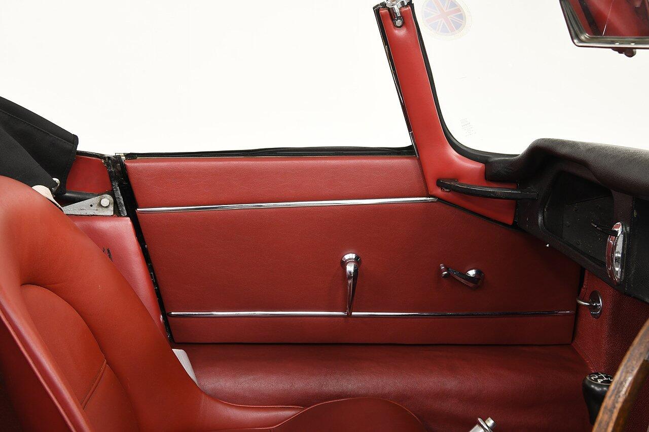 Jaguar E-Type view 10