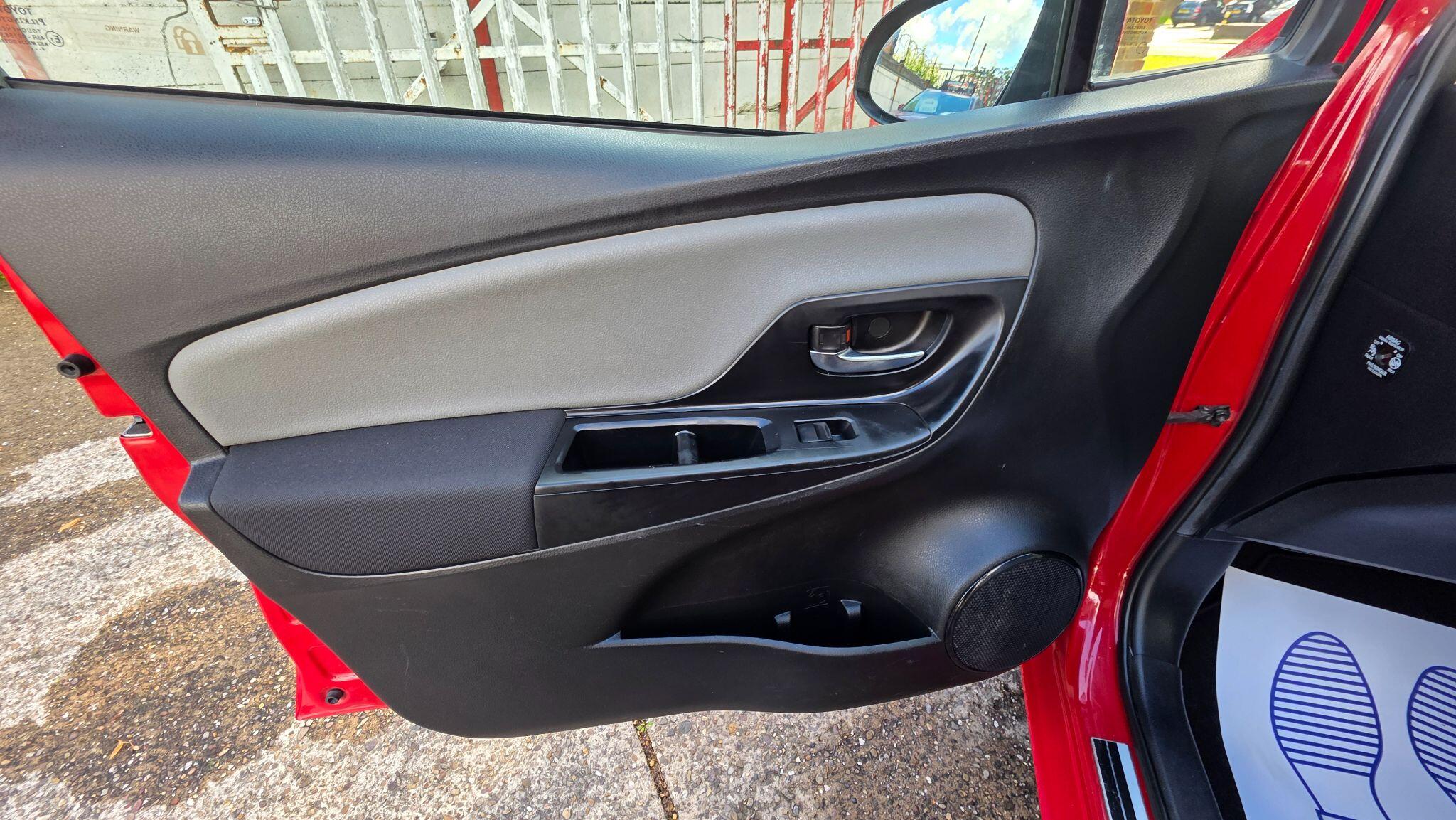 Toyota Yaris view 34