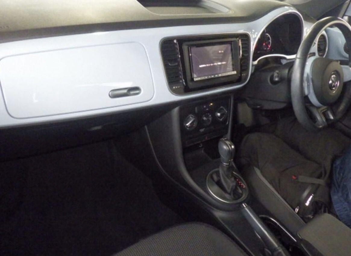 Volkswagen Beetle view 5